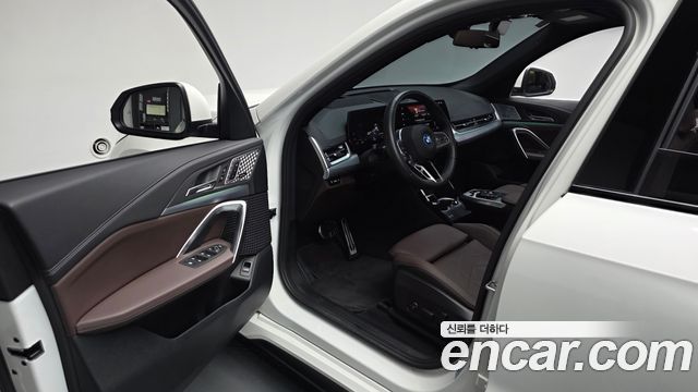BMW iX1 2025 — photo 10