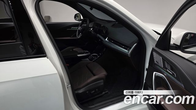 BMW iX1 2025 — photo 11