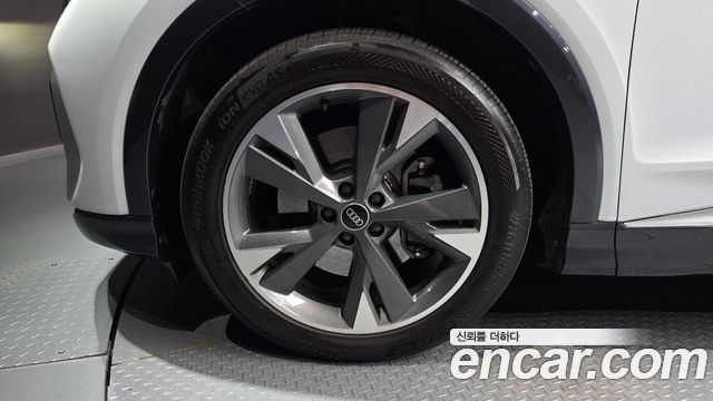 Audi Q4 e-tron 2022 — photo 5