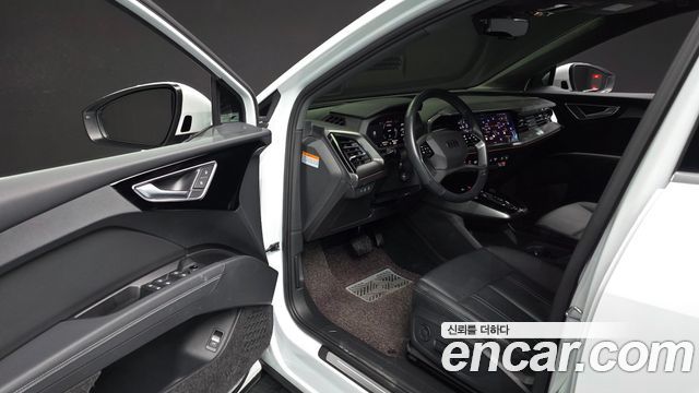 Audi Q4 e-tron 2022 — photo 10