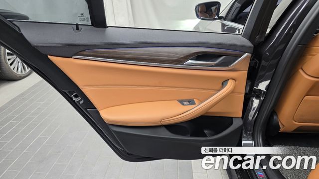 BMW 5-Series 2020 — photo 15