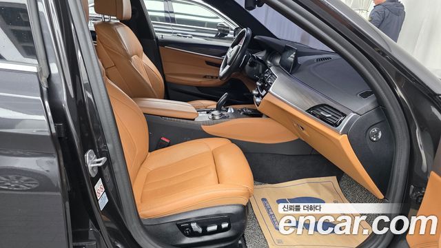 BMW 5-Series 2020 — photo 16