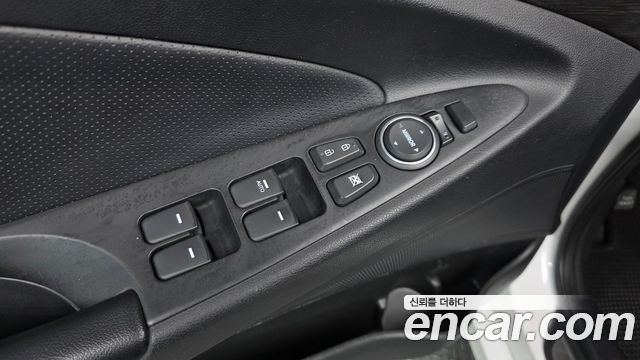 Hyundai Sonata 2012 — photo 17