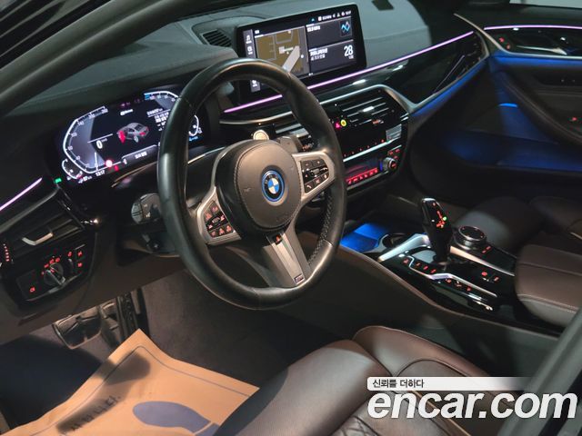 BMW 5-Series 2022 — photo 13