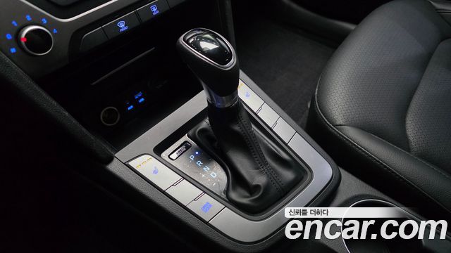 Hyundai AVANTE 2017 — photo 12