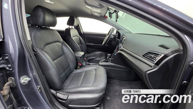 Hyundai AVANTE 2017 — photo 13