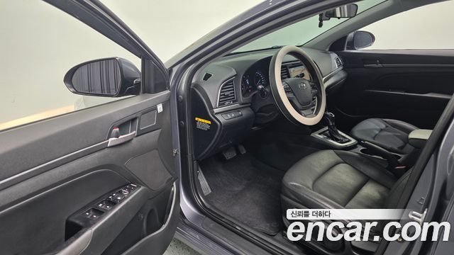 Hyundai AVANTE 2017 — photo 17