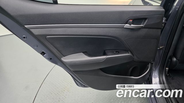 Hyundai AVANTE 2017 — photo 15