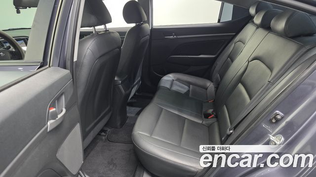 Hyundai AVANTE 2017 — photo 16