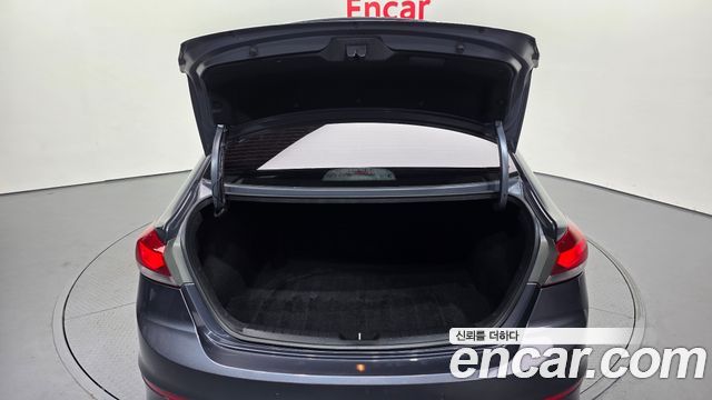 Hyundai AVANTE 2017 — photo 31