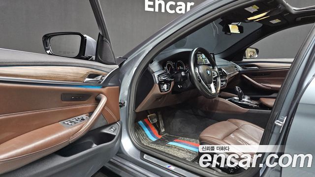BMW 5-Series 2018 — photo 10