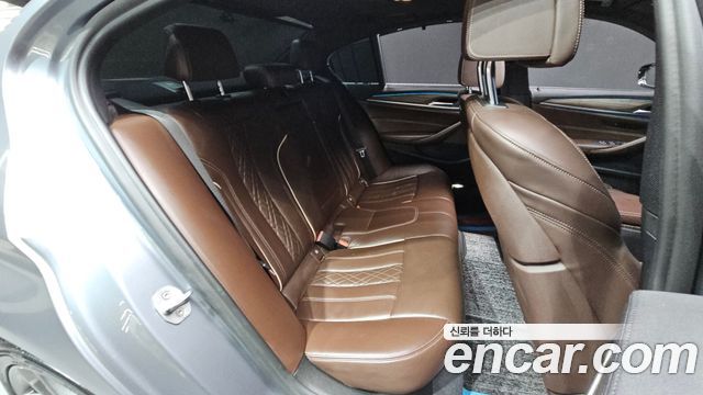 BMW 5-Series 2018 — photo 11