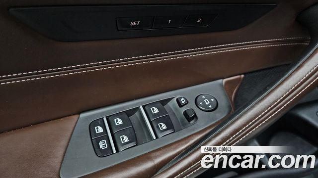 BMW 5-Series 2018 — photo 17