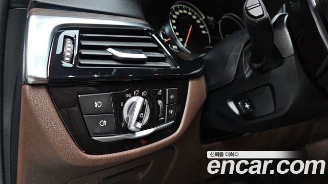 BMW 5-Series 2018 — photo 18