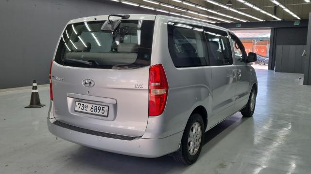 Hyundai Starex 2010 — photo 2