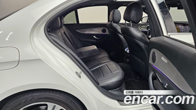 Mercedes-Benz E-Class 2019 — photo 17