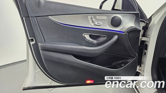 Mercedes-Benz E-Class 2019 — photo 14
