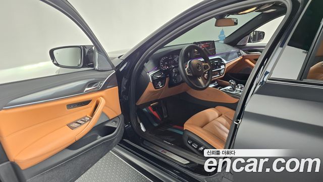 BMW 5-Series 2022 — photo 13