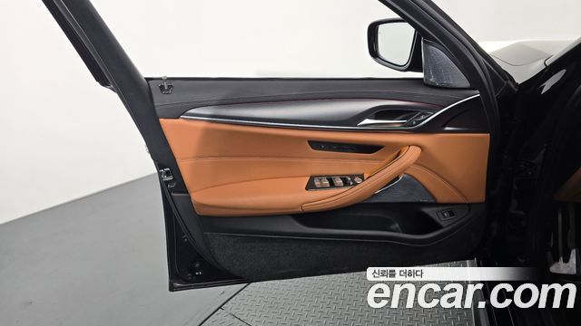 BMW 5-Series 2022 — photo 14