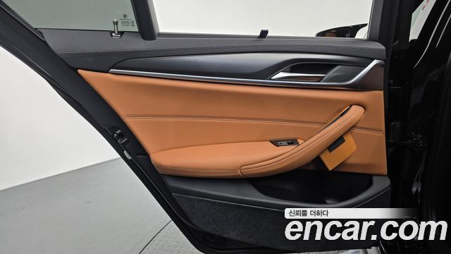 BMW 5-Series 2022 — photo 15