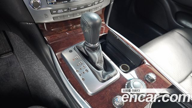 Infiniti Q70 2017 — photo 12