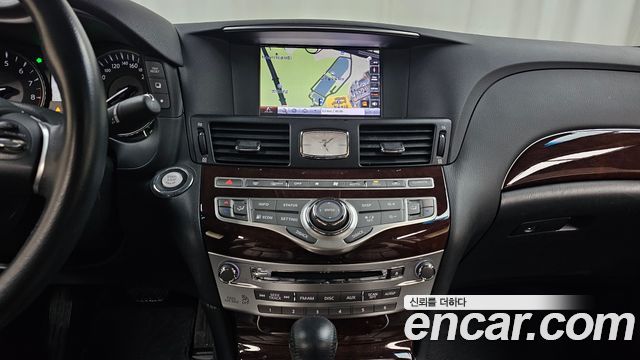 Infiniti Q70 2017 — photo 18