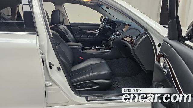 Infiniti Q70 2017 — photo 16