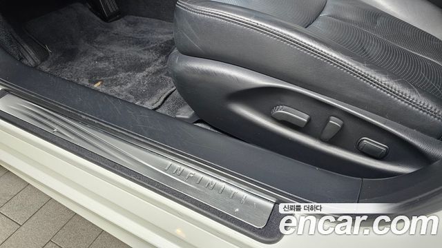 Infiniti Q70 2017 — photo 32