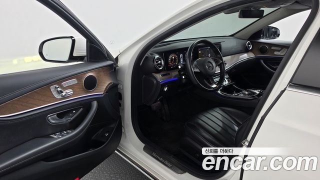 Mercedes-Benz E-Class 2017 — photo 10