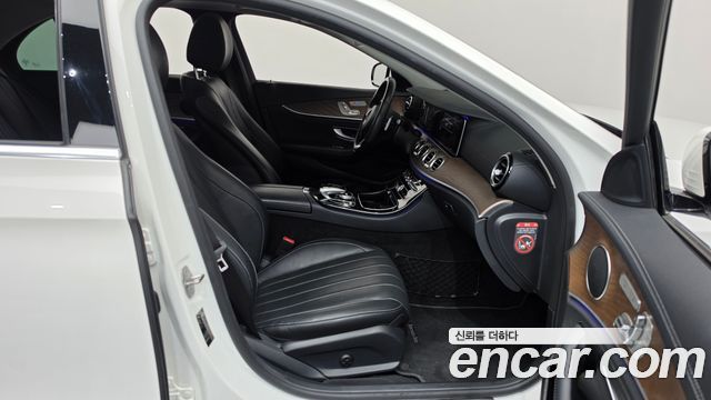 Mercedes-Benz E-Class 2017 — photo 11