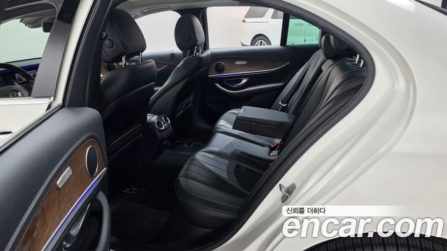 Mercedes-Benz E-Class 2017 — photo 12