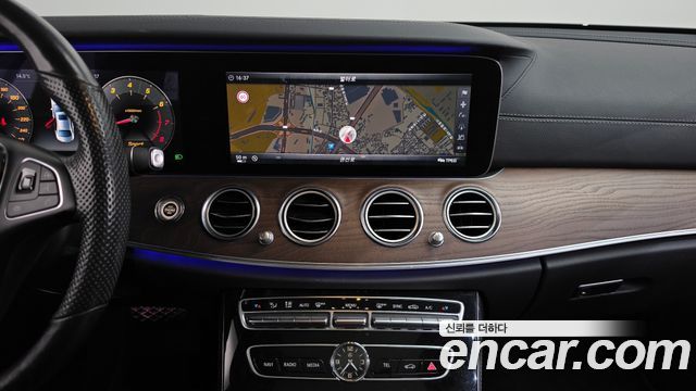 Mercedes-Benz E-Class 2017 — photo 13