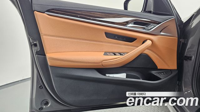 BMW 5-Series 2022 — photo 14