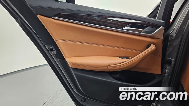 BMW 5-Series 2022 — photo 15