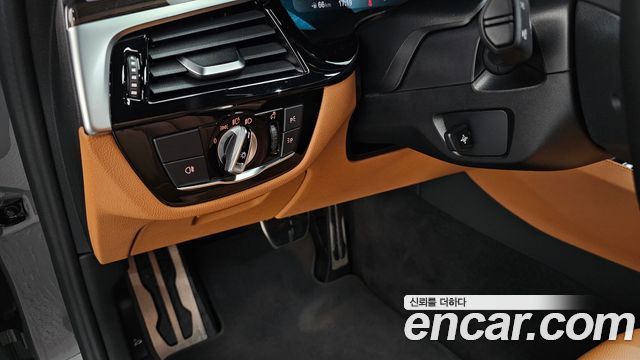 BMW 5-Series 2022 — photo 28