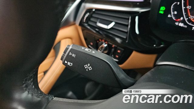 BMW 5-Series 2022 — photo 35
