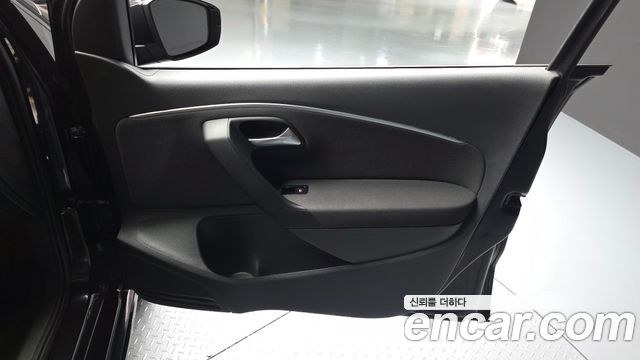 Volkswagen Polo 2015 — photo 14