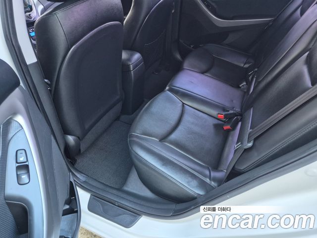 Hyundai AVANTE 2013 — photo 10
