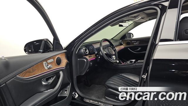 Mercedes-Benz E-Class 2017 — photo 10