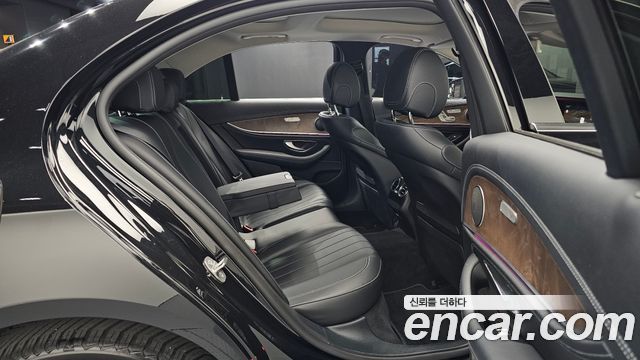 Mercedes-Benz E-Class 2017 — photo 11