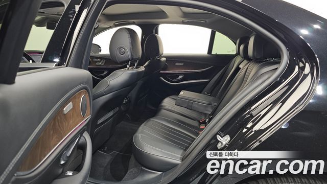 Mercedes-Benz E-Class 2017 — photo 12