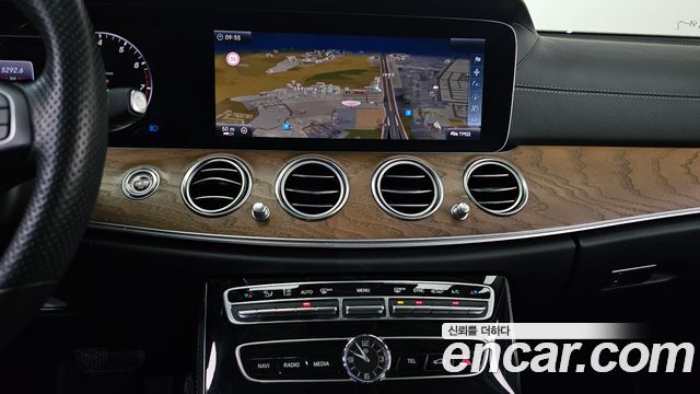 Mercedes-Benz E-Class 2017 — photo 14