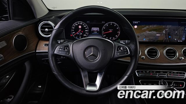 Mercedes-Benz E-Class 2017 — photo 15