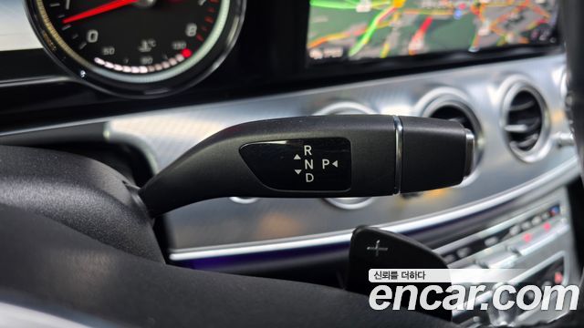 Mercedes-Benz E-Class 2020 — photo 12