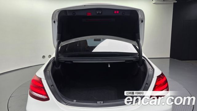 Mercedes-Benz E-Class 2020 — photo 26