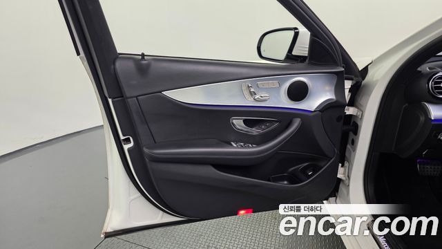 Mercedes-Benz E-Class 2020 — photo 14