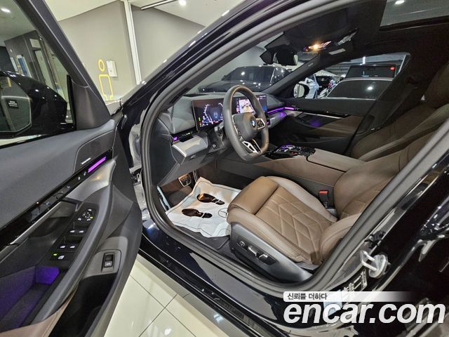 BMW 5-Series 2024 — photo 10