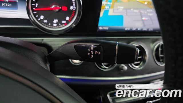 Mercedes-Benz E-Class 2017 — photo 12