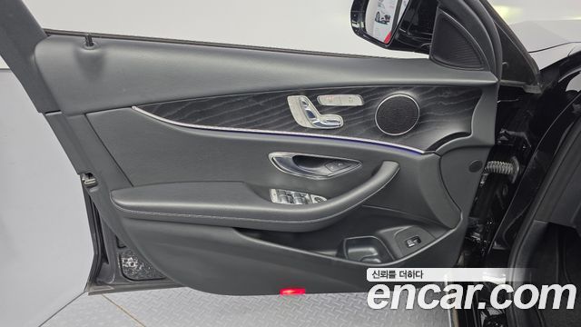 Mercedes-Benz E-Class 2017 — photo 14