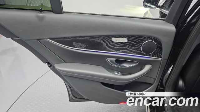 Mercedes-Benz E-Class 2017 — photo 15